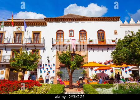 Marbella, Spanien - 24. Oktober 2021: Rathaus von Marbella oder Ayuntamiento am Plaza de los Naranjos in der Stadt Marbella in der Provinz Malaga Stockfoto