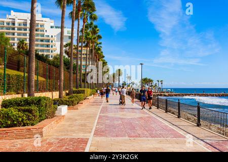 Marbella, Spanien - 24. Oktober 2021: Strandpromenade von Marbella. Marbella ist eine Stadt in der Provinz Malaga in Andalusien, Spanien. Stockfoto