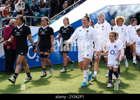 Die Teams aus Neuseeland und England verlassen den Tunnel vor dem Internationalen Frauenspiel im Allianz Stadium in Twickenham, London. Bilddatum: Samstag, 14. September 2024. Stockfoto