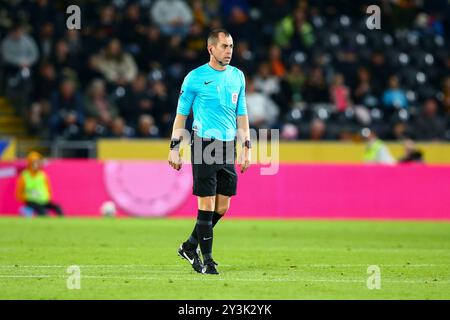 MKM Stadium, Hull, England - 14. September 2024 Schiedsrichter Peter Bankes - während des Spiels Hull City gegen Sheffield United, EFL Championship, 2024/25, MKM Stadium, Hull, England - 13. September 2024 Credit: Arthur Haigh/WhiteRosePhotos/Alamy Live News Stockfoto