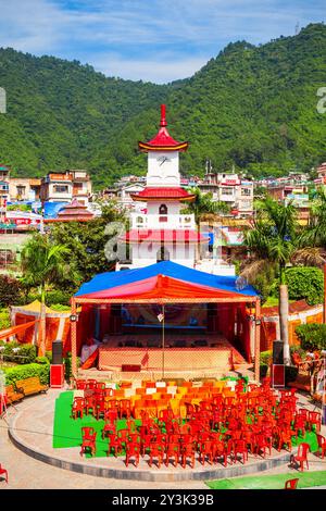 Mandi, INDIEN - 05. OKTOBER 2019: Uhrturm im Versunkenen öffentlichen Garten in Mandi, Bundesstaat Himachal Pradesh in Indien Stockfoto