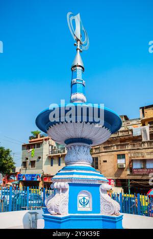 NEU DELHI, INDIEN - 06. OKTOBER 2019: Das Khanda-Denkmal ist das Symbol des Sikh-Glaubens in der Nähe des Gurudwara SIS Ganj Sahib in Neu Delhi in Indien Stockfoto