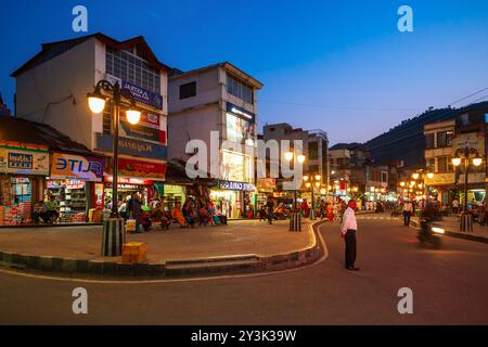 Mandi, INDIEN - 04. OKTOBER 2019: Hauptstraße in Mandi, Himachal Pradesh, Bundesstaat Indien in der Nacht Stockfoto