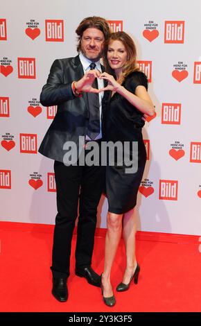 ARCHIVFOTO: Ursula KARVEN wird 60 Jahre alt am 17. September 2024, Schauspielerin Ursula KARVEN mit ihrem Freund Mats WAHLSTROEM TV Spendengala 'Ein Herz für Kinder' im Studio 20 Berlin Adlershof, 12. Dezember 2009 ? Stockfoto