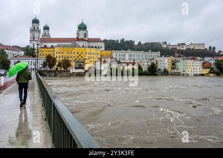 Passau, Deutschland. September 2024. Das Inn ist überflutet. Auch wenn der meiste Teil des Wochenendregens in Bayern bereits gefallen ist, wird der Niederschlag erst Stunden oder Tage später an den Flüssen spürbar sein. In Passau, wo drei Flüsse aufeinander treffen, sollte nach Angaben der Stadt in den Abendstunden mit den ersten Schließungen in der Altstadt gerechnet werden. Quelle: Armin Weigel/dpa/Alamy Live News Stockfoto