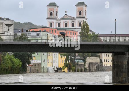 Passau, Deutschland. September 2024. Das Inn ist überflutet. Auch wenn der meiste Teil des Wochenendregens in Bayern bereits gefallen ist, wird der Niederschlag erst Stunden oder Tage später an den Flüssen spürbar sein. In Passau, wo drei Flüsse aufeinander treffen, sollte nach Angaben der Stadt in den Abendstunden mit den ersten Schließungen in der Altstadt gerechnet werden. Quelle: Armin Weigel/dpa/Alamy Live News Stockfoto