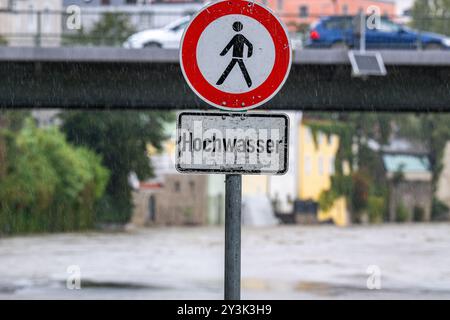 Passau, Deutschland. September 2024. Am Ufer des Inn steht ein Schild mit der Aufschrift "Hochwasser". Auch wenn der meiste Regen am Wochenende in Bayern wahrscheinlich schon gefallen ist, wird sich der Niederschlag erst Stunden oder Tage später an den Flüssen bemerkbar machen. In Passau, wo drei Flüsse aufeinander treffen, sollte nach Angaben der Stadt in den Abendstunden mit den ersten Schließungen in der Altstadt gerechnet werden. Quelle: Armin Weigel/dpa/Alamy Live News Stockfoto