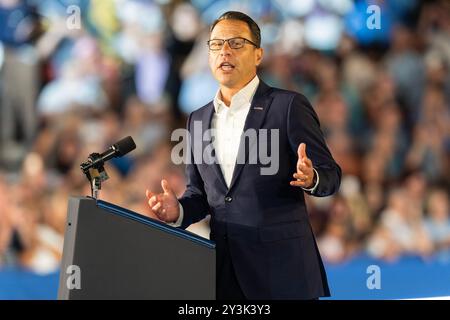 Wilkes Barre, Usa. September 2024. Josh Shapiro, Gouverneur von Pennsylvania, setzt sich für Kamala Harris für den Präsidenten des McHale Athletic Center der Wilkes University in Wilkes-Barre, PA (Foto: Lev Radin/Pacific Press) ein. Credit: Pacific Press Media Production Corp./Alamy Live News Stockfoto