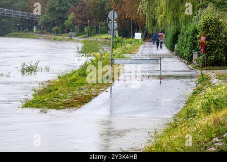 Passau, Deutschland. September 2024. Am überfluteten Ufer des Gasthauses steht eine Barriere. Auch wenn der meiste Regen am Wochenende in Bayern wahrscheinlich schon gefallen ist, wird sich der Niederschlag erst Stunden oder Tage später an den Flüssen bemerkbar machen. In Passau, wo drei Flüsse aufeinander treffen, sollte nach Angaben der Stadt in den Abendstunden mit den ersten Schließungen in der Altstadt gerechnet werden. Quelle: Armin Weigel/dpa/Alamy Live News Stockfoto