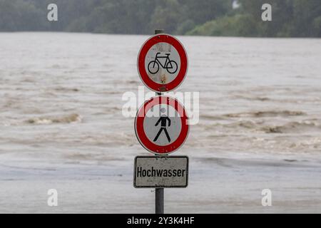 Passau, Deutschland. September 2024. Am Ufer des Inn steht ein Schild mit der Aufschrift "Hochwasser". Auch wenn der meiste Regen am Wochenende in Bayern wahrscheinlich schon gefallen ist, wird sich der Niederschlag erst Stunden oder Tage später an den Flüssen bemerkbar machen. In Passau, wo drei Flüsse aufeinander treffen, sollte nach Angaben der Stadt in den Abendstunden mit den ersten Schließungen in der Altstadt gerechnet werden. Quelle: Armin Weigel/dpa/Alamy Live News Stockfoto