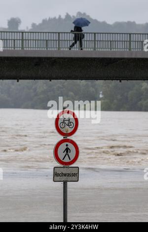 Passau, Deutschland. September 2024. Am Ufer des Inn steht ein Schild mit der Aufschrift "Hochwasser". Auch wenn der meiste Regen am Wochenende in Bayern wahrscheinlich schon gefallen ist, wird sich der Niederschlag erst Stunden oder Tage später an den Flüssen bemerkbar machen. In Passau, wo drei Flüsse aufeinander treffen, sollte nach Angaben der Stadt in den Abendstunden mit den ersten Schließungen in der Altstadt gerechnet werden. Quelle: Armin Weigel/dpa/Alamy Live News Stockfoto