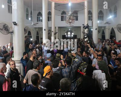 Tausende Palästinenser nahmen an der Beerdigung und den Beerdigungsgebeten für die Opfer des gestrigen israelischen Angriffs Teil, um einen Tunnel im Süden des Gazastreifens zu zerstören. Unter den Toten waren Arafat Abu Mourshid, der Leiter des islamischen Dschihad-Militärflügels, sein Stellvertreter Hassan Hasnin und Ahmed Abu Armana. Der hochrangige politische Führer der Hamas Ismail Haniyeh und der Führer des Islamischen Jihad Scheich Nafez Azzam nahmen an der Beerdigung Teil und hielten Reden der Großen Moschee im Flüchtlingslager al-Bureij im Gazastreifen. Insgesamt wurden sieben Palästinenser bei dem Angriff getötet, neun weitere wurden verwundet. Die meisten davon Stockfoto