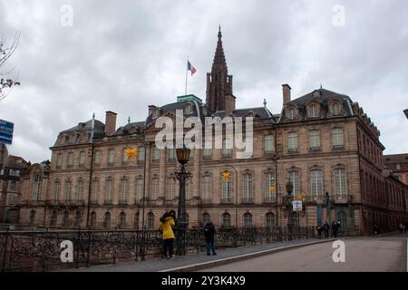 STRASSBURG, FRANKREICH - 5. JANUAR 2023: An der Uferpromenade in der Nähe des Palais Rohan Stockfoto