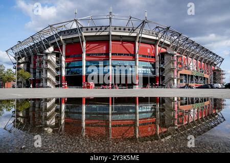 Enschede, Niederlande. September 2024. ENSCHEDE, NIEDERLANDE - 14. SEPTEMBER: Außenansicht von de Grolsch Veste vor dem niederländischen Eredivisie-Spiel zwischen FC Twente und PEC Zwolle in de Grolsch Veste am 14. September 2024 in Enschede, Niederlande. (Foto von Rene Nijhuis/Orange Pictures) Credit: Orange Pics BV/Alamy Live News Stockfoto