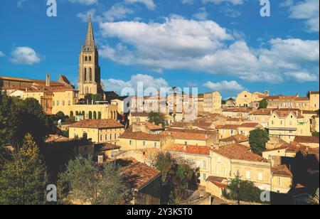 Panoramablick auf Saint emilion, eine wunderschöne Weinstadt, die von der unesco klassifiziert wurde, Frankreich Stockfoto