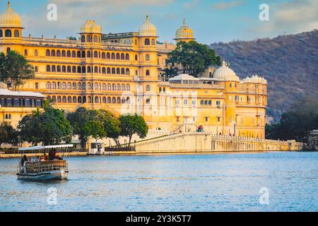 Udaipur, Indien - 20. Januar 2020: Panoramablick auf den Stadtpalast von Udaipur vom Pichola-See in Udaipur, Rajasthan, Indien Stockfoto