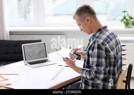 Architekt, der digitale Ingenieurskunst am Tisch im Büro auf einem Tablet erstellt Stockfoto