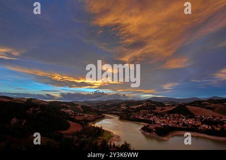 IL paese Ed il lago di Mercatale nella luce calda del tramonto Stockfoto