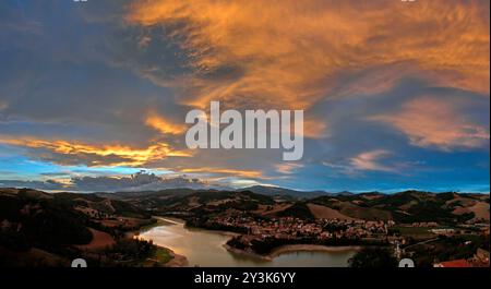 IL paese Ed il lago di Mercatale nella luce calda del tramonto Stockfoto