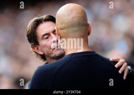 Thomas Frank (links), Trainer von Brentford, nimmt Manchester City-Manager PEP Guardiola vor dem Spiel der Premier League im Etihad Stadium in Manchester an. Bilddatum: Samstag, 14. September 2024. Stockfoto