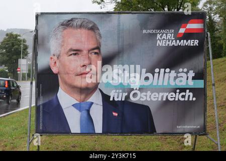 Wahlplakat zur Nationalratswahl, 29 Uhr. September 2024 in Österreich. Das Bild zeigt ein Plakat der österreichischen Volkspartei ÖVP mit ihrem Parteiobmann Karl Nehammer. Das Bild war am 12.09.2024 im Raum Gmunden, Oberösterreich fotografiert 2024 - Wahlplakat zur Nationalratswahl, am 29. September 2024 in Österreich. Das Bild zeigt ein Plakat der, am 12.09.2024. *** Wahlplakat zur Nationalratswahl am 29. September 2024 in Österreich das Bild zeigt ein Poster der ÖVP mit ihrem Parteivorsitzenden Karl Nehammer das Bild wurde am 12 09 2024 in t aufgenommen Stockfoto