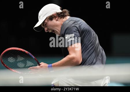 Bologna, Italien. September 2024. Joao Fonseca feiert während des Davis Cup Finals Group 2024 Ein Spiel zwischen Raphael Collignon (Belgien) und Joao Fonseca (Brasilien) in der Unipol Arena, Bologna, Italien - 14. September 2024. Sport - Tennis. (Foto: Massimo Paolone/LaPresse) Credit: LaPresse/Alamy Live News Stockfoto