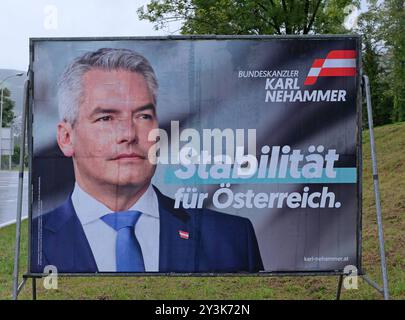 Wahlplakat zur Nationalratswahl, 29 Uhr. September 2024 in Österreich. Das Bild zeigt ein Plakat der österreichischen Volkspartei ÖVP mit ihrem Parteiobmann Karl Nehammer. Das Bild war am 12.09.2024 im Raum Gmunden, Oberösterreich fotografiert 2024 - Wahlplakat zur Nationalratswahl, am 29. September 2024 in Österreich. Das Bild zeigt ein Plakat der, am 12.09.2024. *** Wahlplakat zur Nationalratswahl am 29. September 2024 in Österreich das Bild zeigt ein Poster der ÖVP mit ihrem Parteivorsitzenden Karl Nehammer das Bild wurde am 12 09 2024 in t aufgenommen Stockfoto