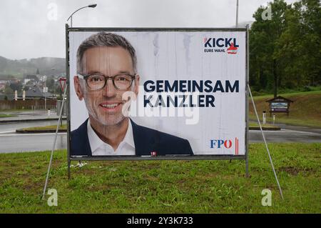 Wahlplakat zur Nationalratswahl, 29 Uhr. September 2024 in Österreich. Das Bild zeigt ein Plakat der freiheitlichen Partei Österreichs FPÖ mit einem Abbild des Parteiobmanns Herbert Kickl. Das Bild war am 12.09.2024 im Raum Gmunden, Oberösterreich fotografiert, 2024 - Wahlplakat zur Nationalratswahl, am 29. September 2024 in Österreich. Das Bild zeigt ein Plakat der, am 12.09.2024. *** Wahlplakat zur Nationalratswahl am 29. September 2024 in Österreich das Bild zeigt ein Poster der Freiheitlichen Partei Österreichs FPÖ mit einem Bild des Parteivorsitzenden Herbert Kickl das Pictu Stockfoto