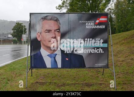 Wahlplakat zur Nationalratswahl, 29 Uhr. September 2024 in Österreich. Das Bild zeigt ein Plakat der österreichischen Volkspartei ÖVP mit ihrem Parteiobmann Karl Nehammer. Das Bild war am 12.09.2024 im Raum Gmunden, Oberösterreich fotografiert 2024 - Wahlplakat zur Nationalratswahl, am 29. September 2024 in Österreich. Das Bild zeigt ein Plakat der, am 12.09.2024. *** Wahlplakat zur Nationalratswahl am 29. September 2024 in Österreich das Bild zeigt ein Poster der ÖVP mit ihrem Parteivorsitzenden Karl Nehammer das Bild wurde am 12 09 2024 in t aufgenommen Stockfoto