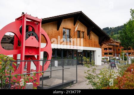 14.09.2024, Station Saanen vor der Schliessung die STATION Saanen, eine Entdeckungs- und Erlebniswelt rund um das Thema Bergbahnen, ansässig am Rande des Dorfes Saanen, muss seine Pforten mangels finanzieller Mittel auf Ende Herbst 2024 schliessen, teilte der Trägerverein Füür & Flamme mit. Saanen Saanen Dorf Bern Schweiz *** 14 09 2024, Bahnhof Saanen kurz vor der Schließung DES BAHNHOFS Saanen, eine Welt der Entdeckungen und Erfahrungen rund um das Thema Bergbahnen, am Rande des Dorfes Saanen, wird Ende Herbst 2024 wegen fehlender finanzieller Ressourcen ihre Türen schließen müssen Stockfoto