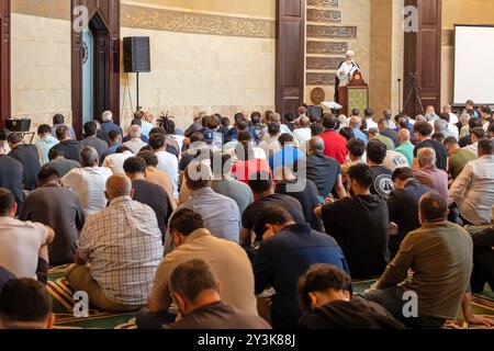 Dearborn, Michigan - Imam Sheikh Ahmad Hammoud leitet Freitagsgebete im Islamischen Zentrum Amerikas, der größten Moschee Nordamerikas. Stockfoto