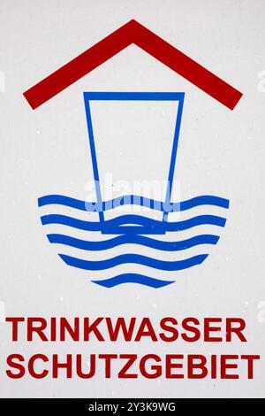 Schild, Hinweisschild Trinkwasserschutzgebiet im Waldland Hohenroth. Trinkwasserschutzgebiet am 14.09.2024 in Netphen/Deutschland. *** Schild, Hinweisschild Trinkwasserschutzgebiet im Waldschutzgebiet Hohenroth am 14 09 2024 in Netphen Deutschland Stockfoto