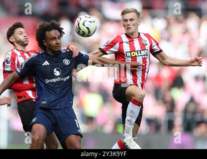 Southampton, Großbritannien. September 2024. Joshua Zirkzee von Manchester United wird von Adam Lallana aus Southampton und Flynn Downes (R) aus Southampton während des Premier League-Spiels im St Mary's Stadium in Southampton herausgefordert. Der Bildnachweis sollte lauten: Paul Terry/Sportimage Credit: Sportimage Ltd/Alamy Live News Stockfoto