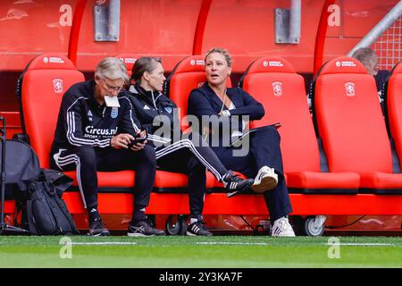 Enschede, Niederlande. September 2024. ENSCHEDE, NIEDERLANDE - 14. SEPTEMBER: Teammanager Mirjam Clifford von PEC Zwolle während eines niederländischen Eredivisie-Spiels zwischen FC Twente und PEC Zwolle in de Grolsch Veste am 14. September 2024 in Enschede, Niederlande. (Foto: Raymond Smit/Orange Pictures) Credit: dpa/Alamy Live News Stockfoto