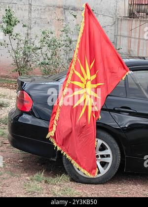 Mazedonische Flagge auf BMW: National Pride in Motion. Stockfoto