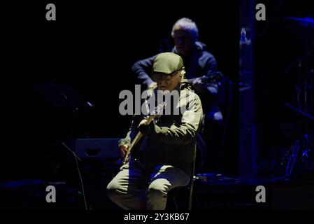 Musikkonzert - PFM Canta de Andre Jubiläum Patrick Djivas von Premiata Forneria Marconi PFM Band live im Konzert im Auditorium Parco della Musica - PFM Canta de Andre Jubiläumstour Rom Auditorium Parco della Musica Italien Copyright: XRobertoxBettacchix/xLiveMediax LPM 1515376 Stockfoto