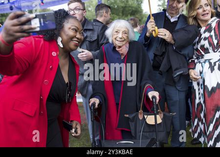 Margot Friedlaender (Holocaust-Überlebende) lässt ihr Foto mit Besuchern beim Bürgerfest des Bundespräsidenten in Bellevue Palace Gardens, B. Stockfoto