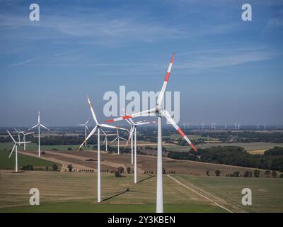 Windpark bei Anklam, Drohnenfoto von Windturbinen, Sarnow, Mecklenburg-Vorpommern, Deutschland, Europa Stockfoto