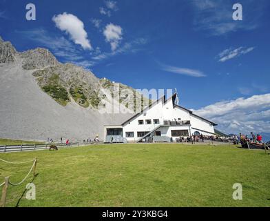 Restaurant- und Servicehaus an der Seegrube, Innsbrucker Nordkettenbahnen, Berge der Nordkette der Alpen, Innsbruck, Tirol, Österreich, Euro Stockfoto