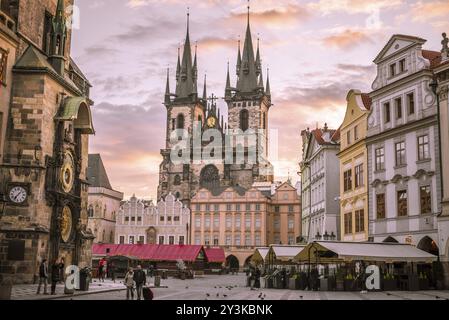 Prag, Tschechische Republik, 28. März 2016: Bild mit dem Altstädter Ring von Prag, Tschechische Republik bei Sonnenaufgang am 28. März 2016, Europa Stockfoto