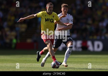 Watfords Giorgi Chakvetadze (links) und Victor Torp von Coventry City kämpfen um den Ball während des Sky Bet Championship Matches in der Vicarage Road, Watford. Bilddatum: Samstag, 14. September 2024. Stockfoto