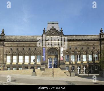 Leeds, West yorkshire, vereinigtes Königreich, 17. April 2022: Das Stadtmuseum von leeds auf dem hundertjährigen Platz im Stadtzentrum von leeds Stockfoto