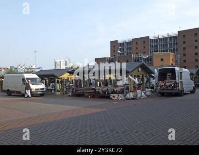 Leeds, West yorkshire, england: 17. april 2019: leeds Freiluftmarkt, auf dem die Stände am Ende eines Arbeitstages ihre Bestände in Lieferwagen verpacken Stockfoto