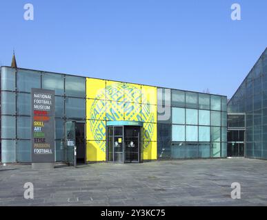 Manchester, vereinigtes Königreich, 24. märz 2022: Schilder rund um den Vordereingang des Nationalfußballmuseums im Stadtzentrum von manchester Stockfoto