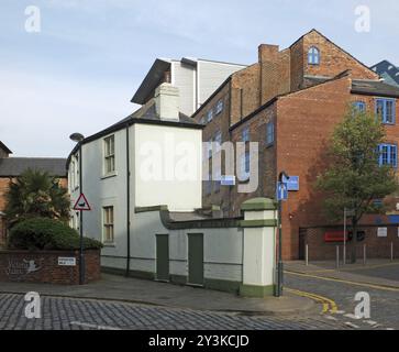 Leeds, West yorkshire, england: 17. april 2019: Ecke Dock Street und Schifffahrtsweg in der Ufergegend von leeds mit einer Mischung aus alten Doc Stockfoto