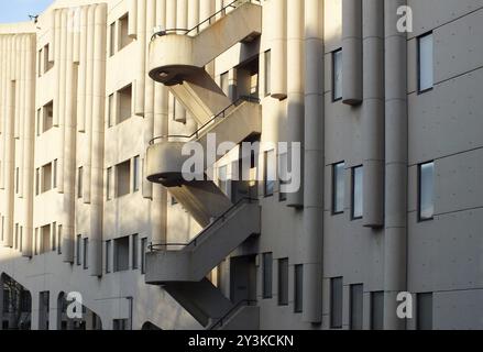 Leeds, West yorkshire, vereinigtes Königreich, 25. April 2019: Blick auf das Gebäude des brutalistischen roger stevens aus den 1960er Jahren an der Universität von leeds Stockfoto