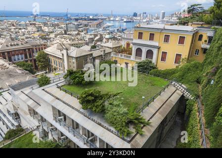 Blick auf einen Teil der Stadt Genua und ihren berühmten, antiken Hafen, von der Spianata di Castelletto, Italien, Europa Stockfoto