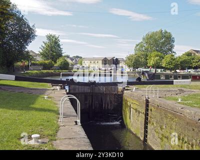 Ein Blick auf die Schleusentore am Eingang zum brighouse Basin und die Ankerplätze am calder und hebble Schifffahrtskanal in calderdale West yorkshire Stockfoto