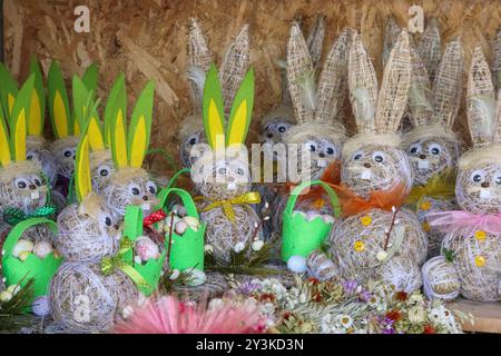 Osterhase mit Ostereiern aus Stroh Stockfoto