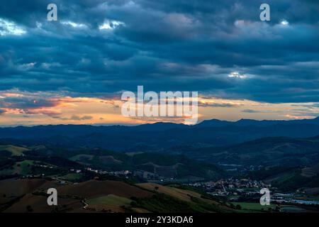 IL paese di Mercatale al crepuscolo Stockfoto